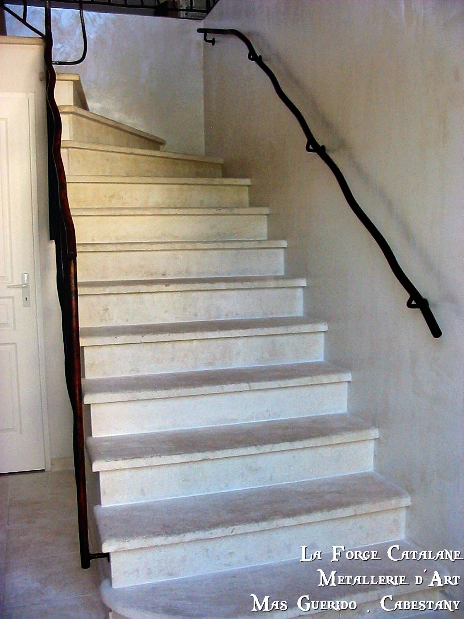 main courante en fer rond formant une vague forge catalane.jpg